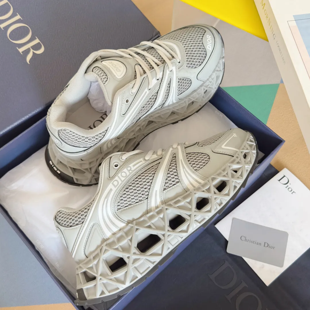 【DIOR】P:800💰 Men's 39-44. (Male 45.46 custom-made) Dior kawa Dior joint 2025ss casual sports shoes‼ ️ Reinterpret running shoes with dior’s haute couture style. b35 is made of fine-textured leather and mesh fabric materials. It can be worn in all seasons, is comfortable and breathable, and has many lines on the shoe body to outline details. It has a full retro three-dimensional feel and can create a casual look all year round!